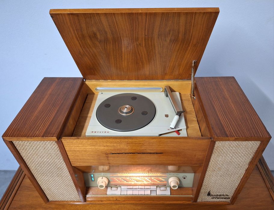 Móvel com rádio e gira discos Blaukpunt