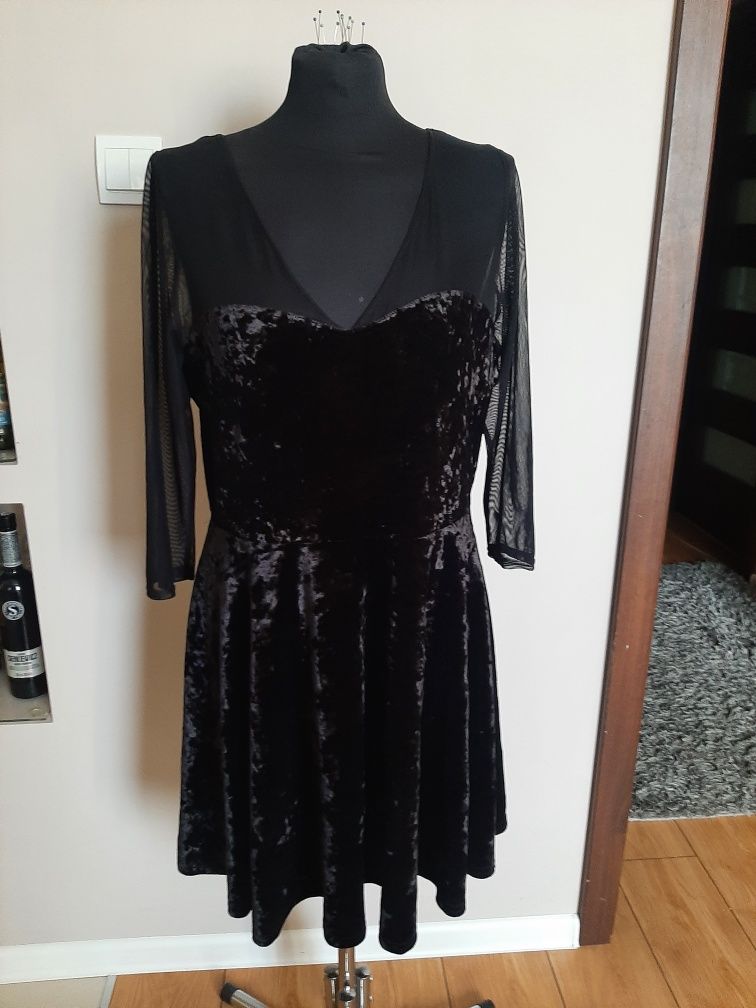Welurowa czarna sukienka z siateczkowym rękawem i rozkloszowanym dołem
