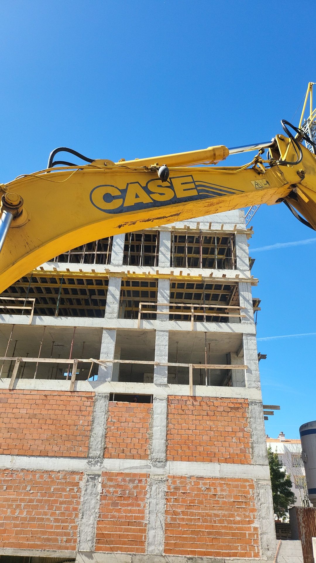 Cofragem,ferro e trabalho de máquinas.