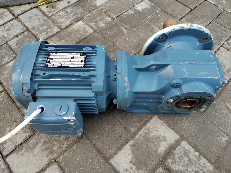 Мотор-редуктор SEW-EURODRIVE KAF47 DRS90M4, 1.5кВт, n1=1395, n2=54