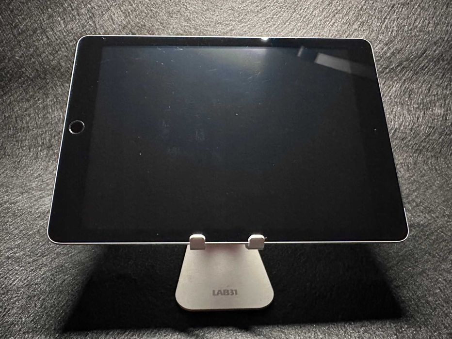 Tablet Apple iPad A1954 6th Gen 9,7" 2 GB 32 GB Wi-Fi + ładowarka