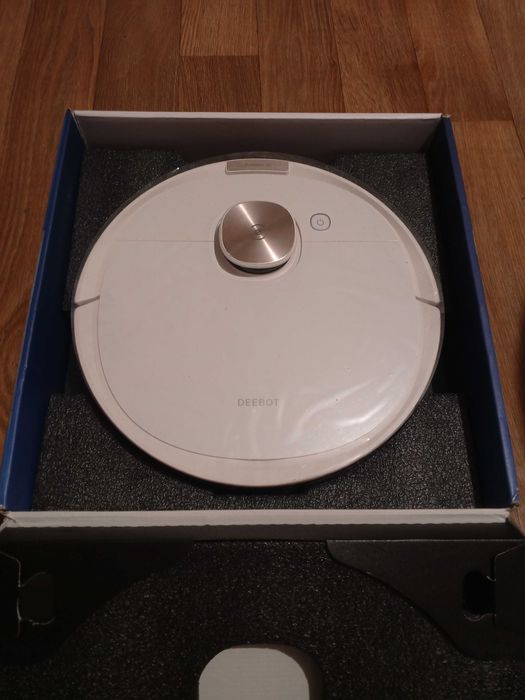 Робот - пилосос Ecovacs Deebot Ozmo T8