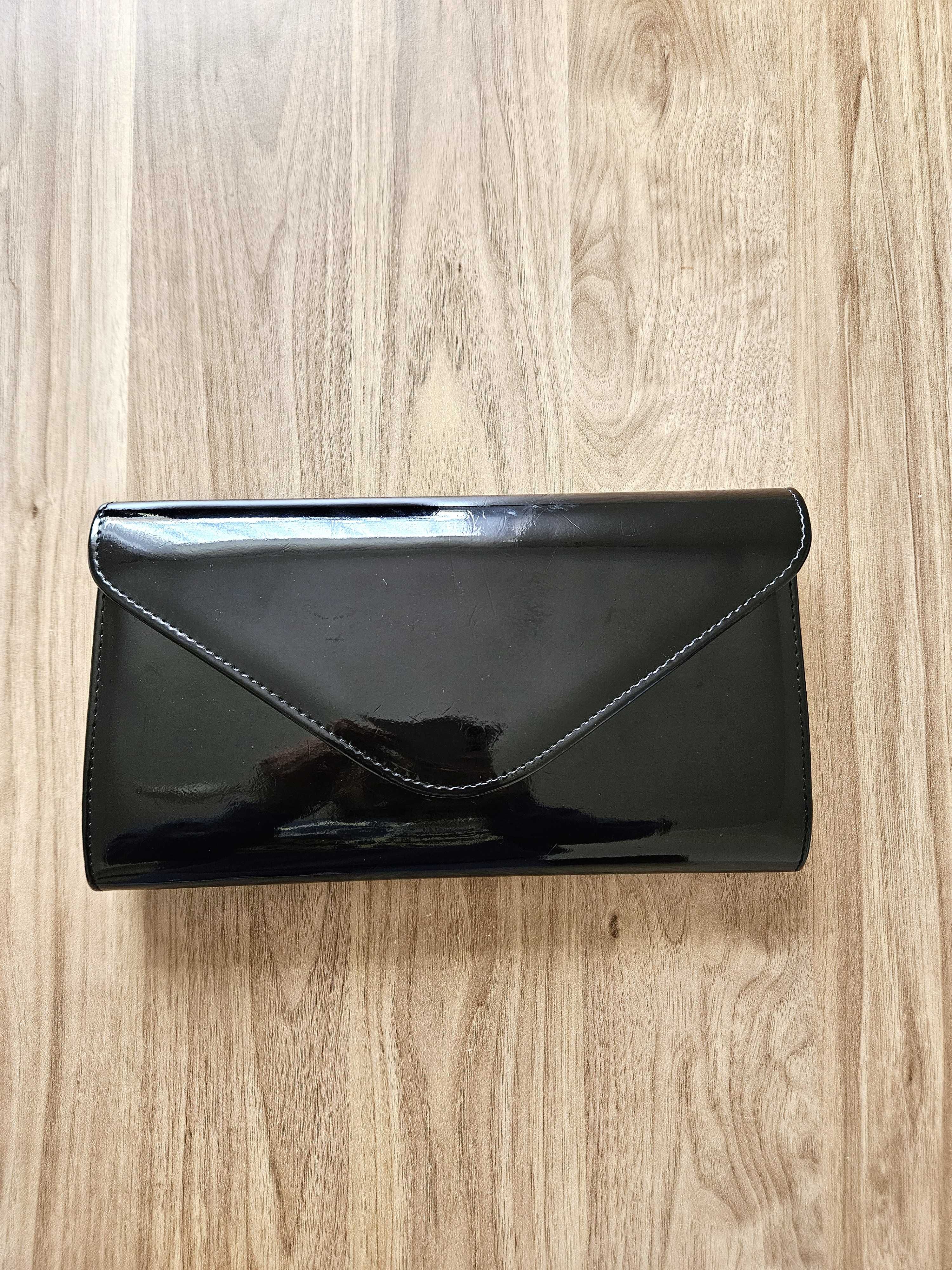 Czarna torebka kopertówka