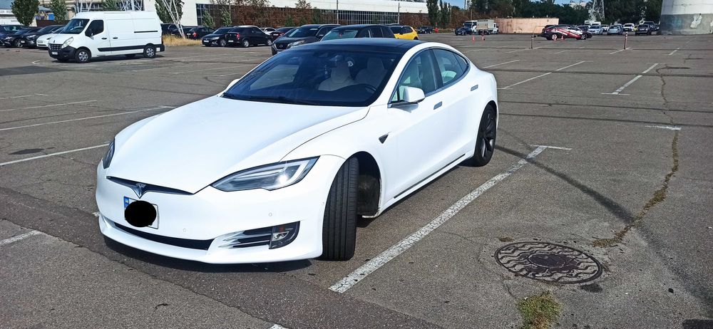 Продам хороший , надійний автомобіль Tesla Model S