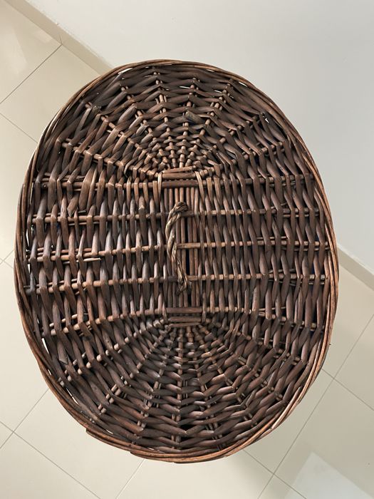 Cesto de vime escuro com tampa