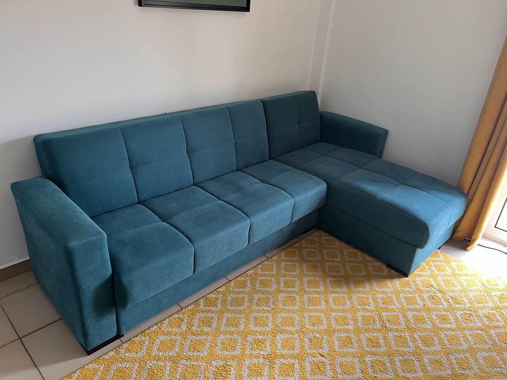 Sofá cama com chaise longue e arrumação