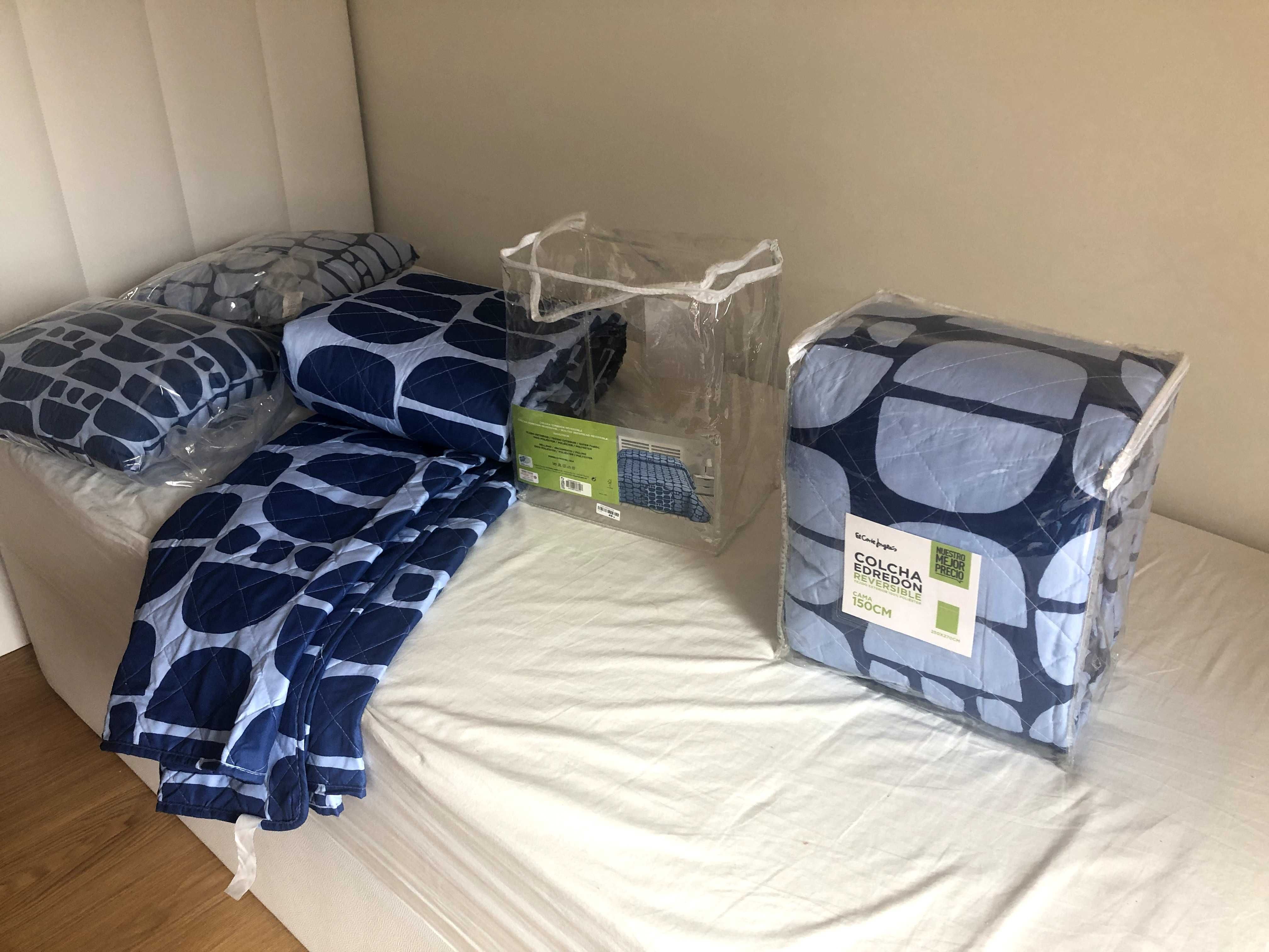 Edredão com estampado azul (250cx270, cama 150)e almofadas decorativas