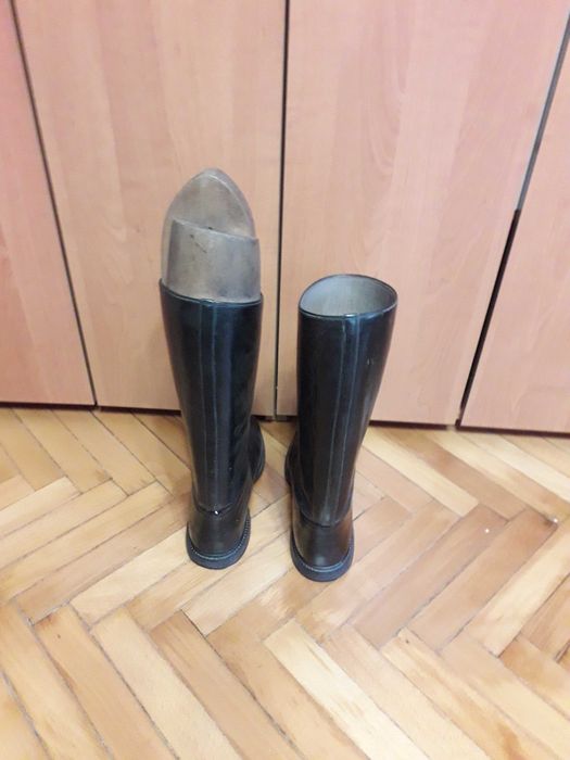 Czarne skórzane buty z cholewami, typu oficerki,