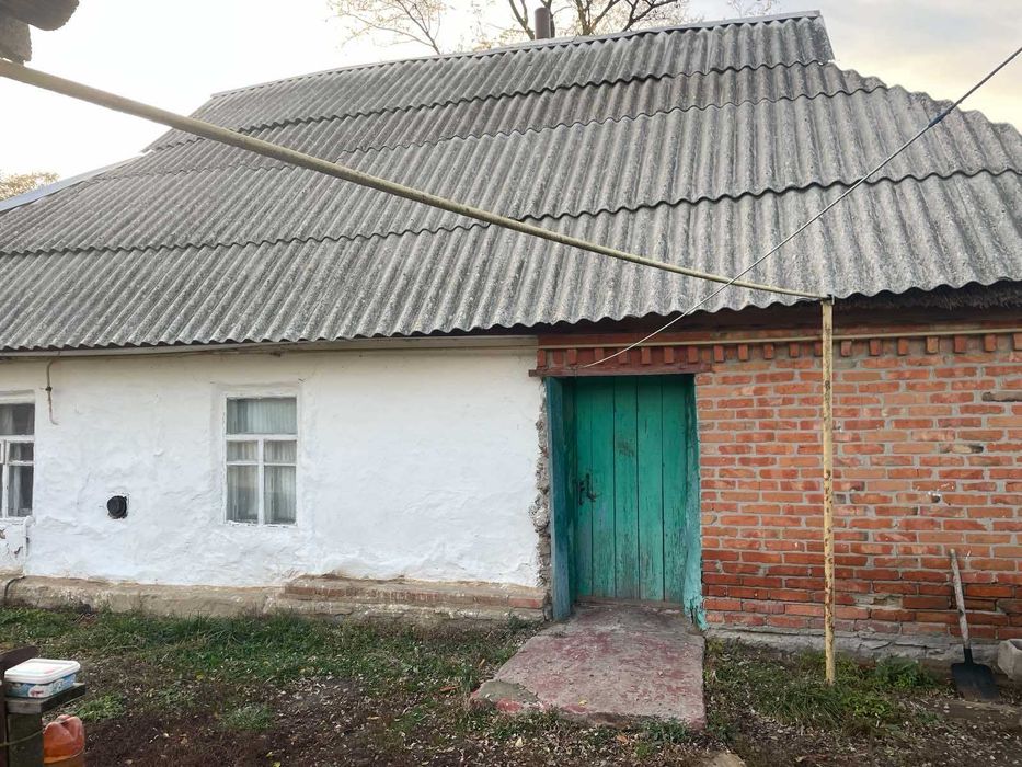 Хату в селі біля річки у тихому місці.