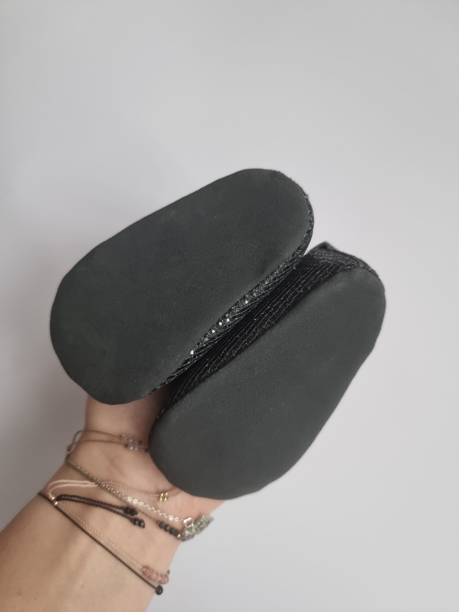 Butki niechodki czarne brokatowe z pomponem dla dziewczynki r. 16 buty