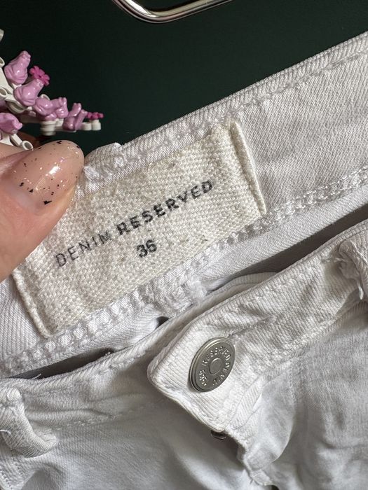 Jeansy białe dżinsy damskie skinny mom jeans Reserved S