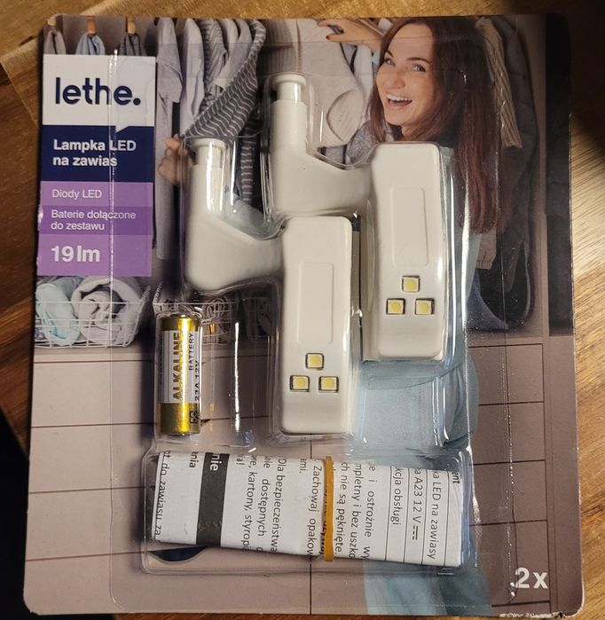 Lampki do szafki montowane na zawiasach, nowe na bateria