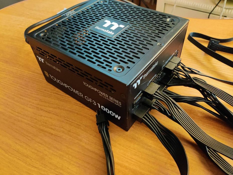 Thermaltake GF3 1000W Gold мощный, тихий, полностью модульный БП
