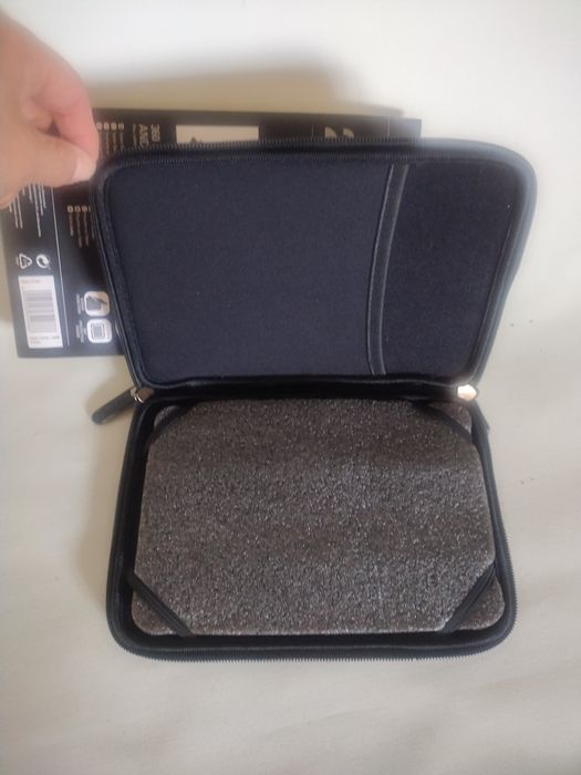 Etui na tablet w kolorze czarnym.