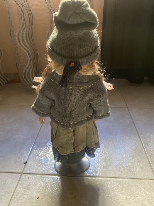 Boneca em porcelana .