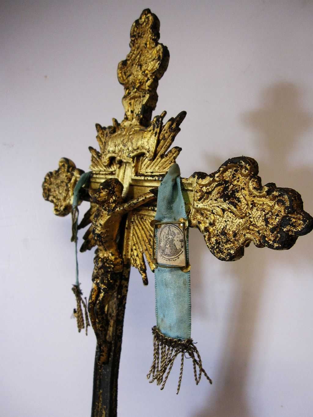raro antigo crucifixo em antimônio/estíbio dourado