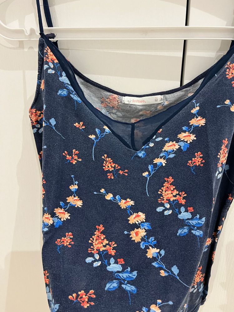 Top de alças floral em tons azuis tam M lefties com alças ajustáveis