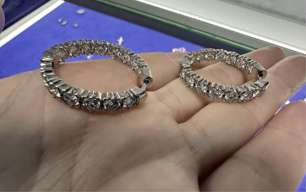 Золоті сережки з муасанітами-4 мм.,діамантами,13 грам,конго-2.8 см.