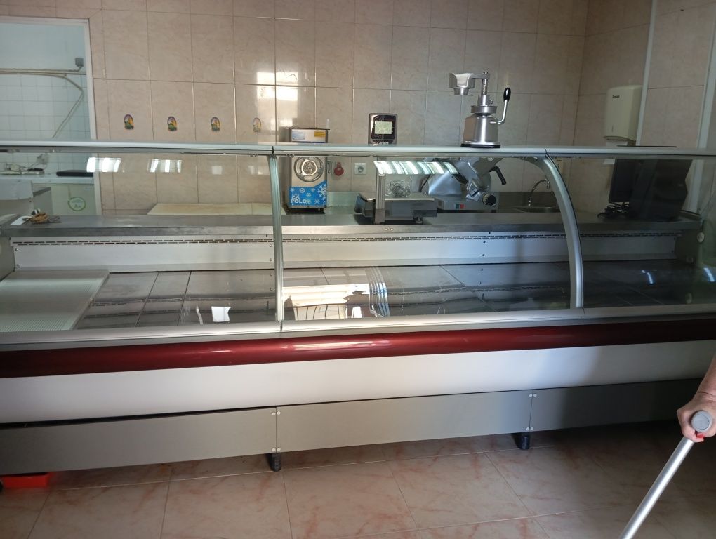 Arca, vitrine de frio, picadora,máquina de hambúrguer