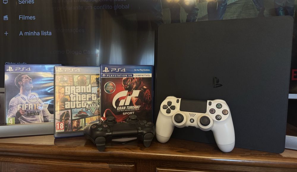 PlayStation 4 Slim 1TB | 2 Comando + Vários Jogos Incluídos
