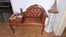 Móvel telefone antigo com cadeira estofada – Vintage