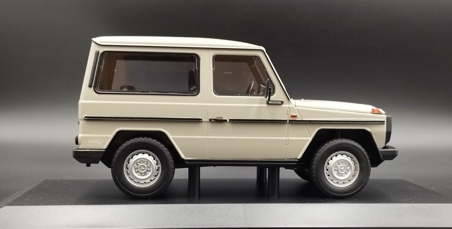 1:18 Minichamps 1980 Mercedes-Benz G-Klasse SWB  Grey (W460) model