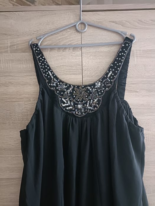 Czarna sukienka z ozdobnym dekoltem plus size
