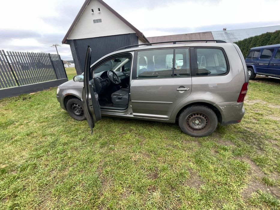 vw Touran 2008 samochod osobowy