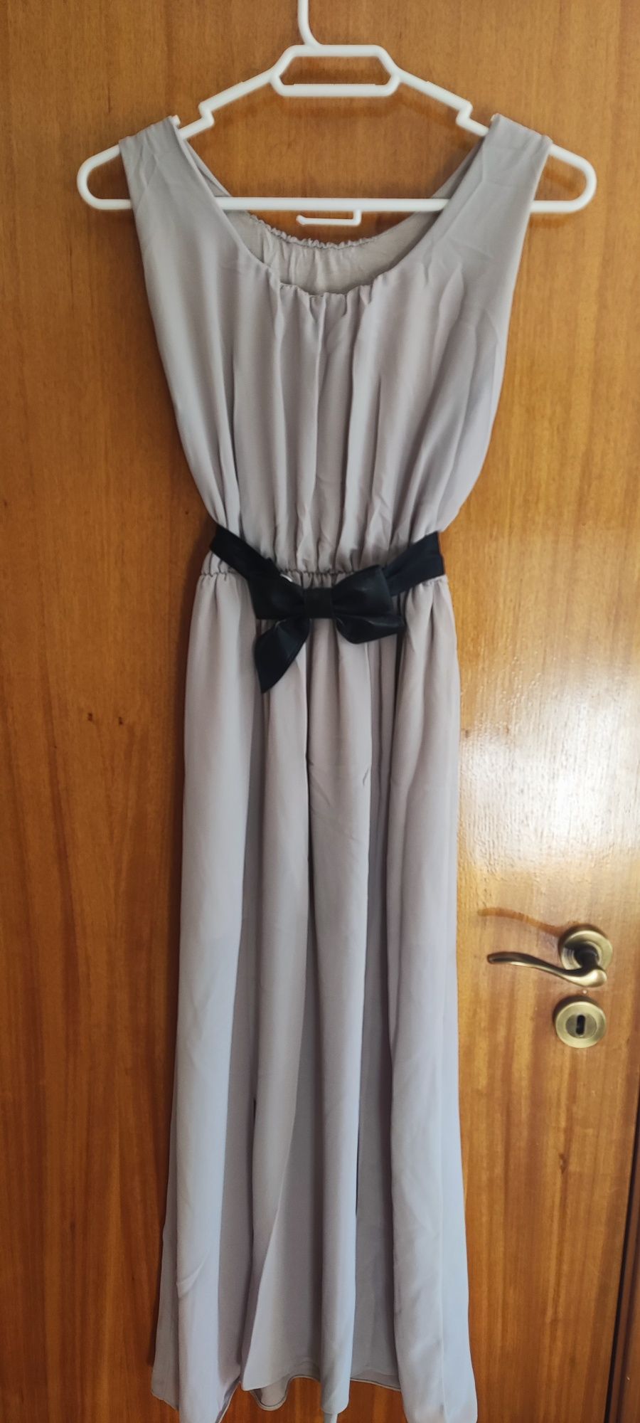 Vestido cinzento de alças e comprido de cerimónia