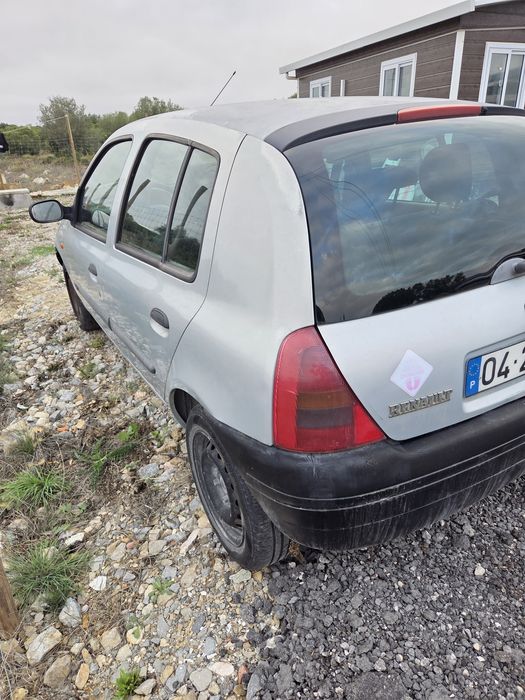 Renault Clio 2000 1.2 RN — 400 eur [carro não anda]