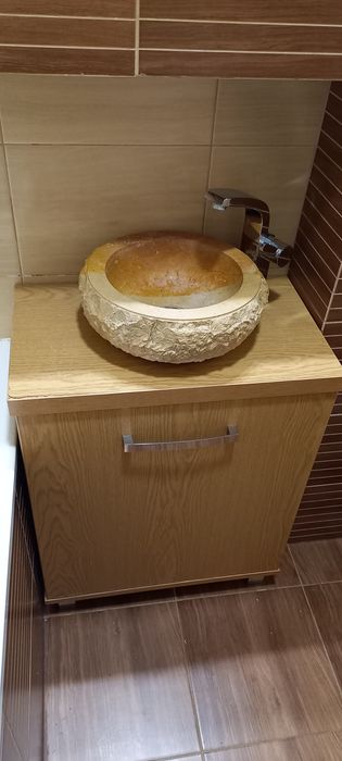 Kamienna kamień umywalka miska bateria i półka