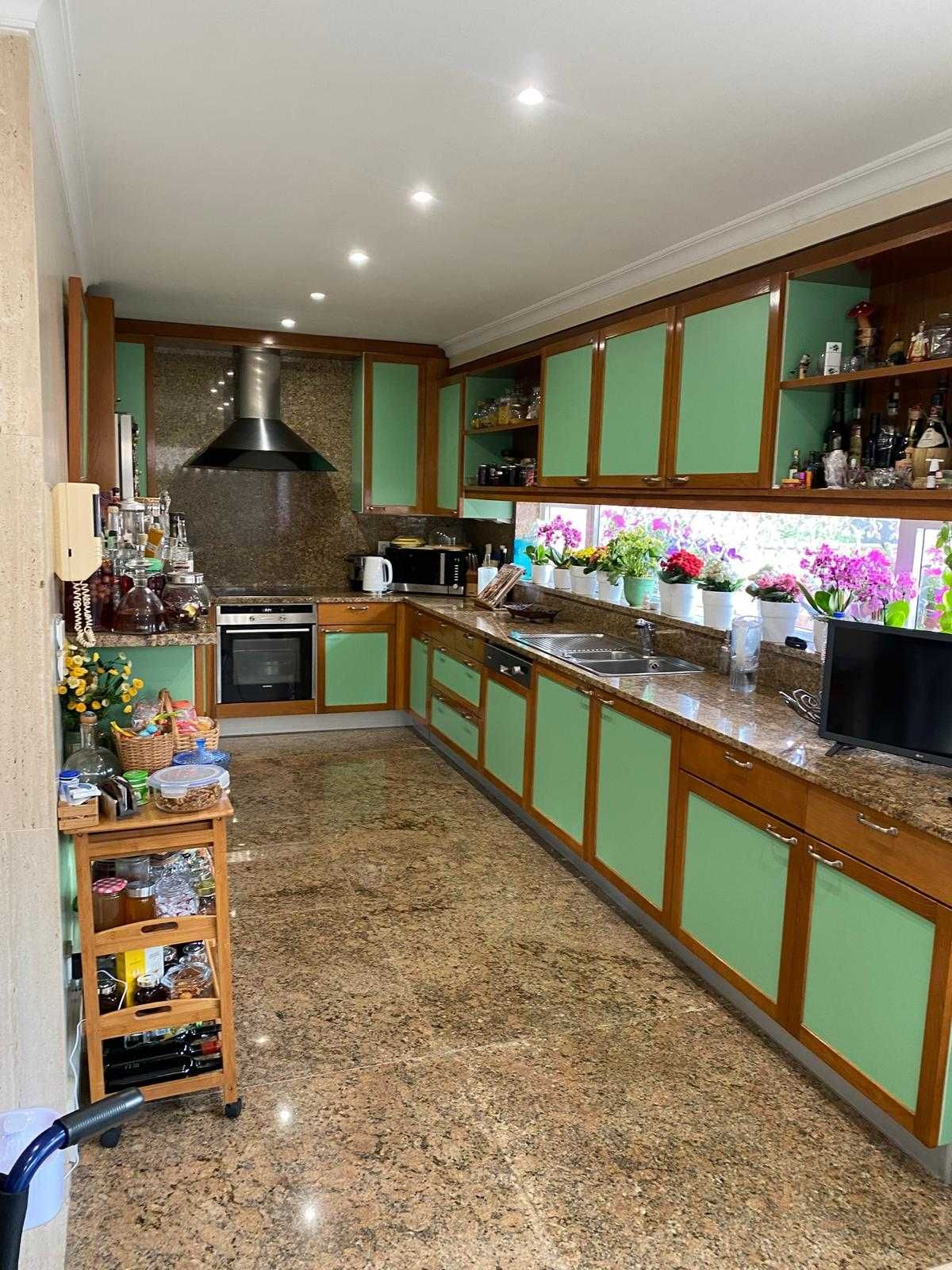 Moradia T4, 2 salas e 2 cozinhas