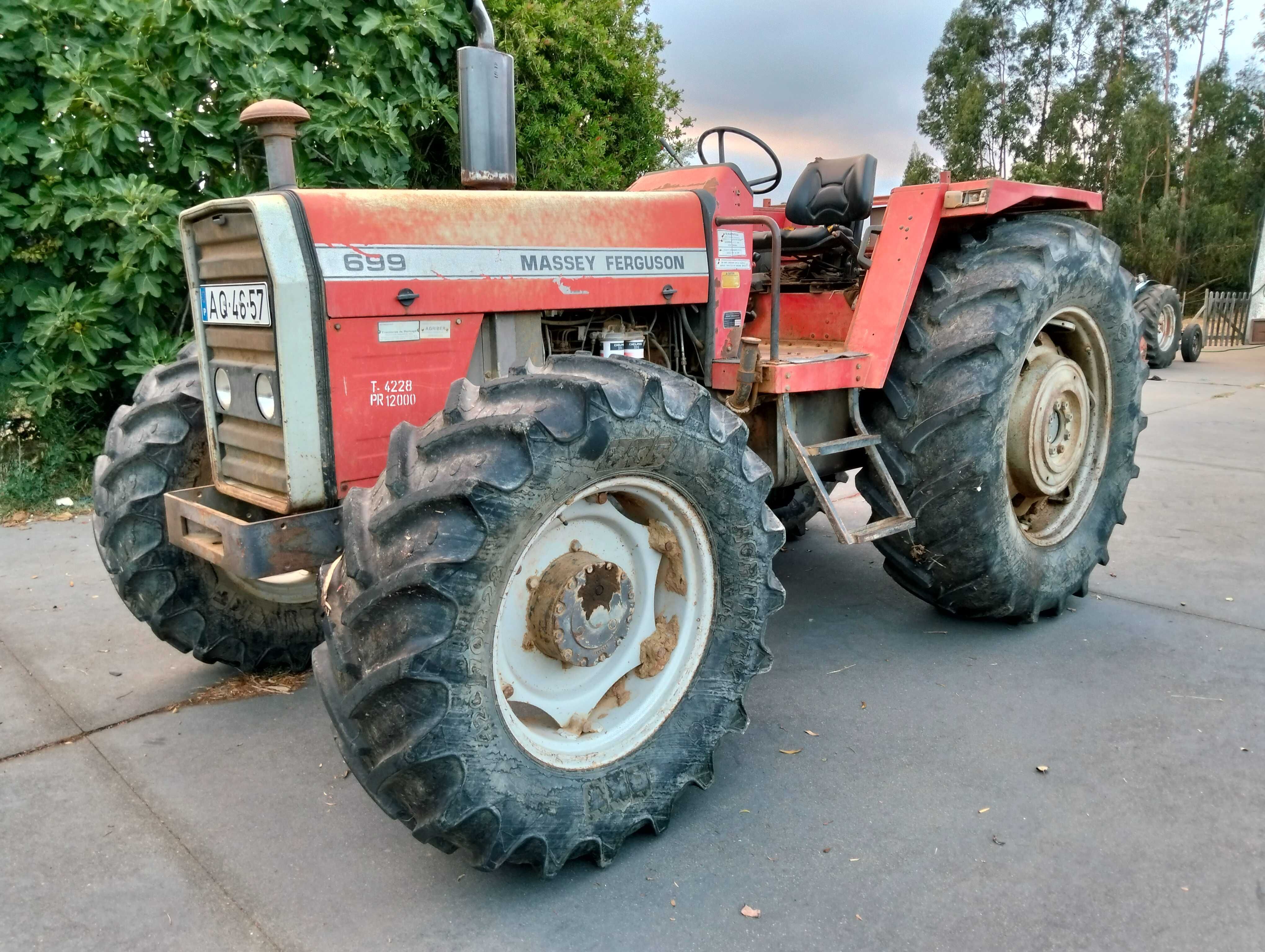 Trator Massey Ferguson 699
