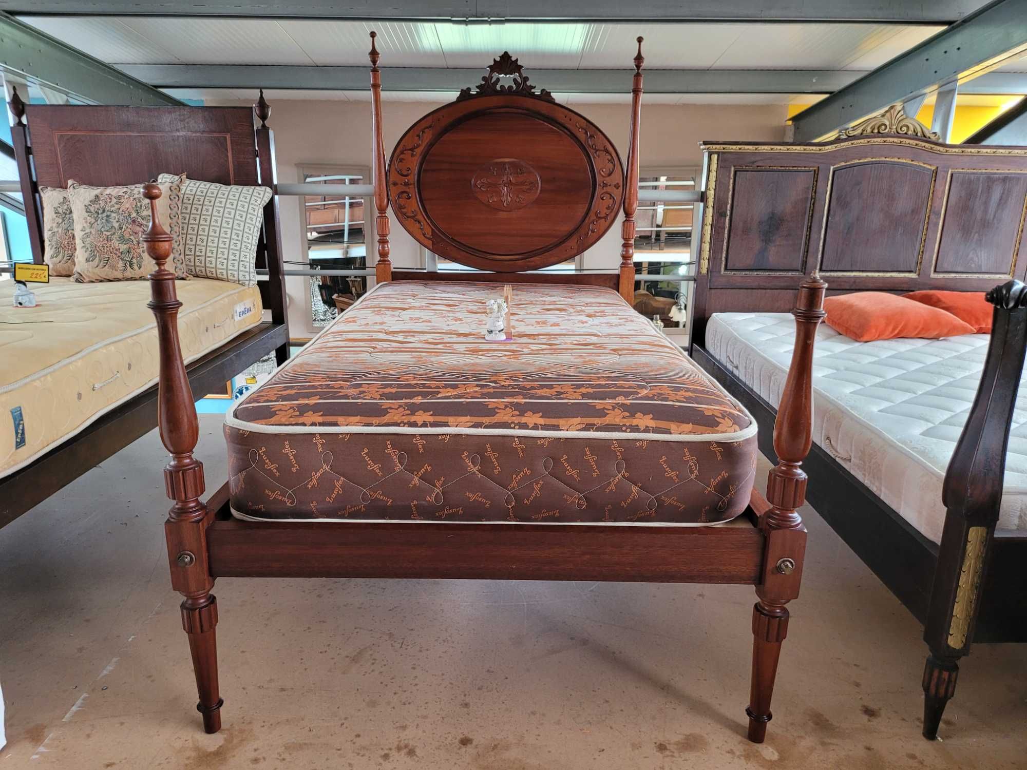 Cama de solteiro em madeira maciça com estrado e colchão - Bom