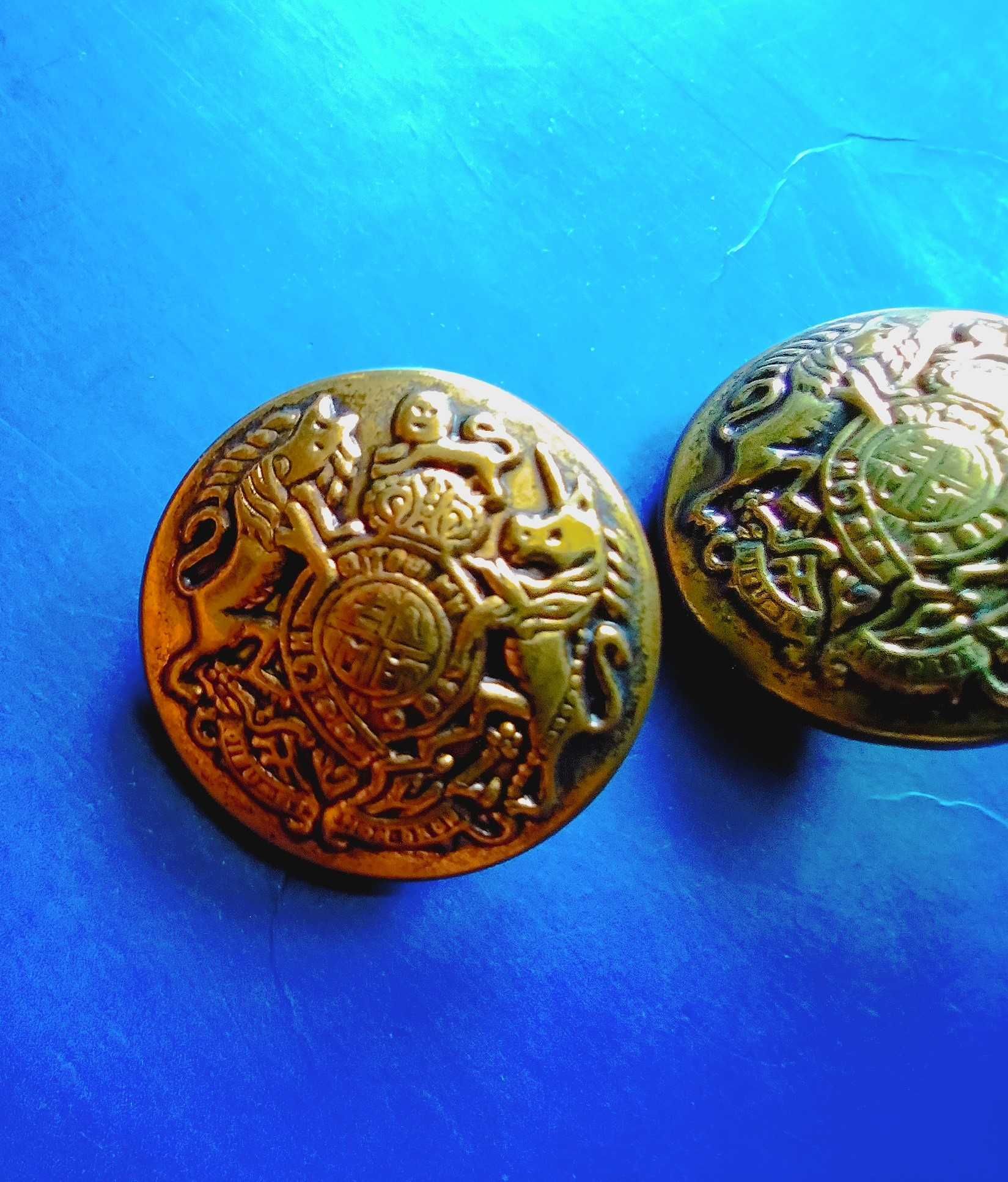 Złote plastikowe guziki półokrągłe z herbem - 2 sztuki