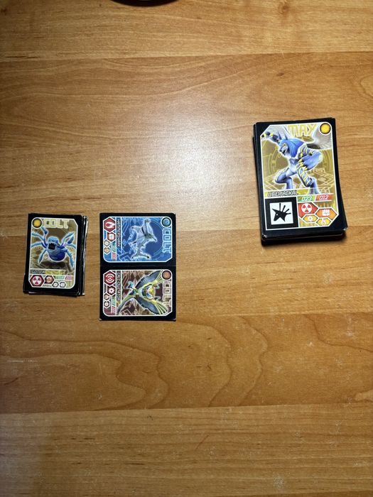 145 cartas Invizimals da caderneta Evolution