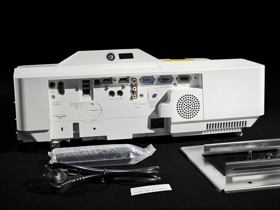 Лазерно-світодіодний ультракороткофокусний проектор Maxell MP-TW3011