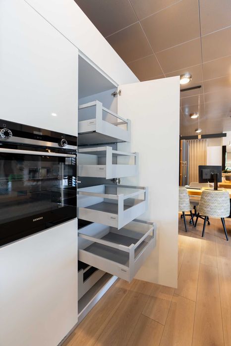 Cozinha de exposição moderna com eletrodomésticos – oportunidade!