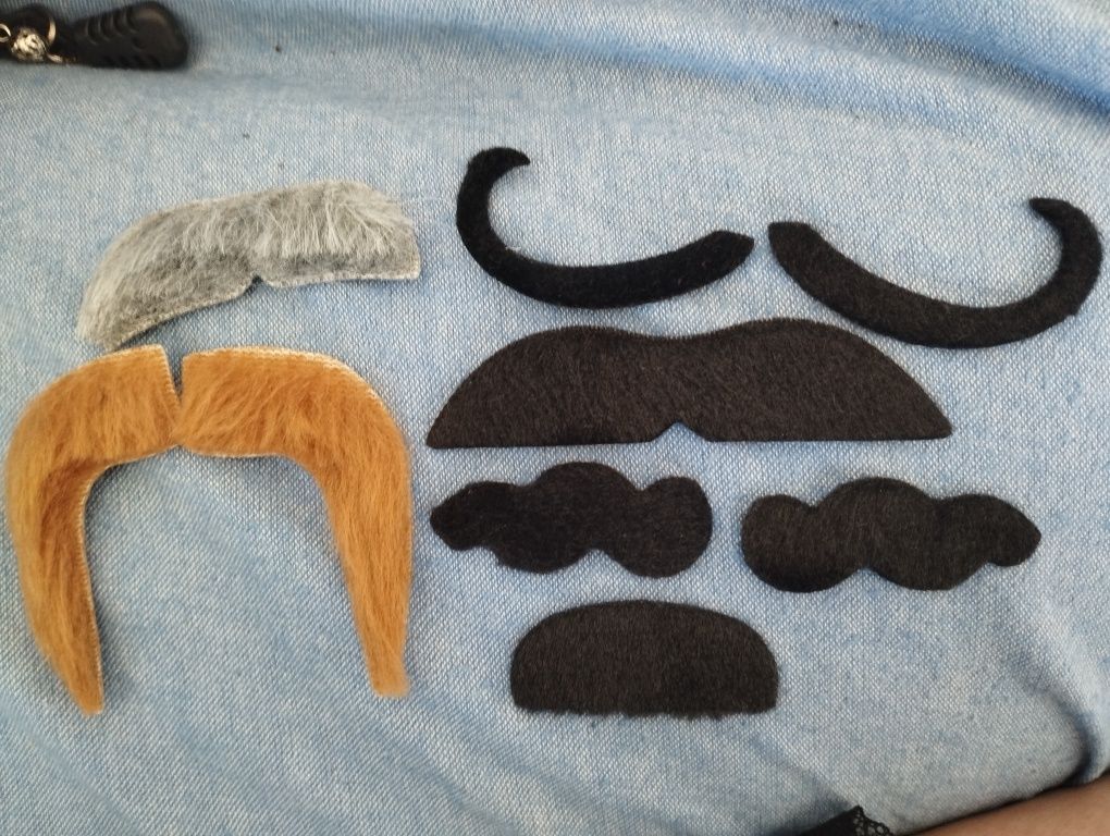 Chapéu mexicano pequeno, bigodes e cactos adesi