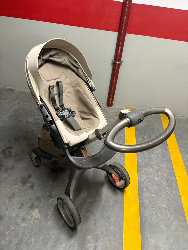 Carrinho de bébé Stokke muito completo
