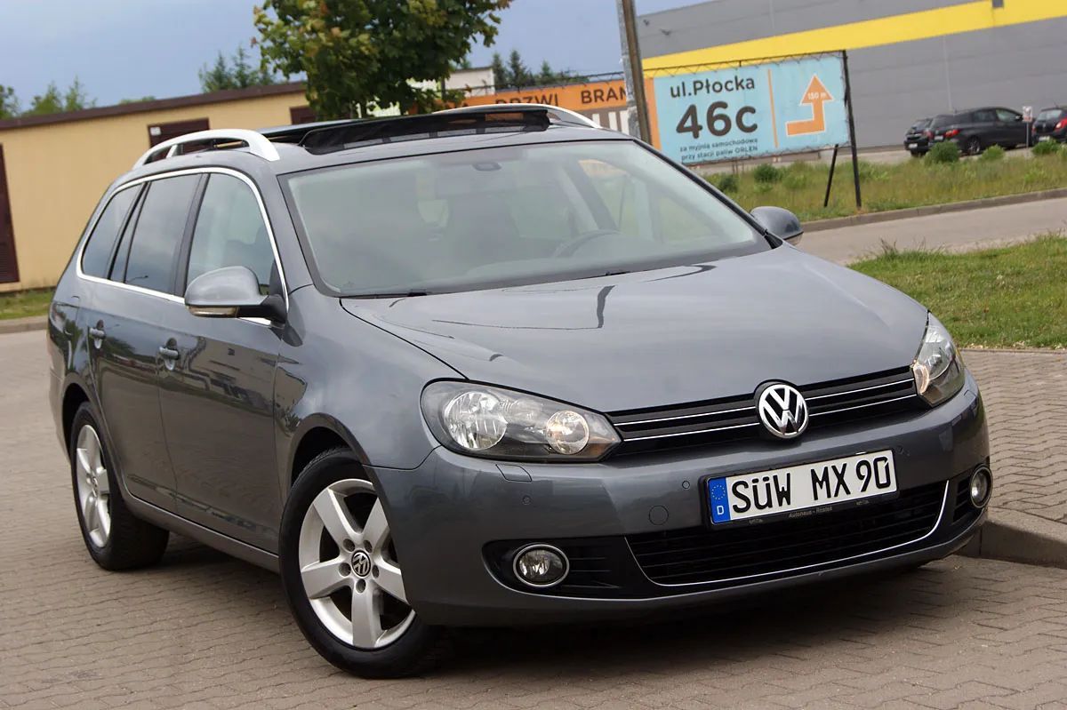 Volkswagen Golf HIGHLINE 1,4TURBO 122PS Navi Kolor Panorama Alcantara 2xPDC Alu16''zDE
