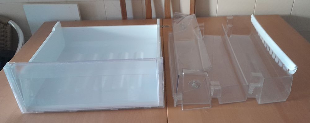 Vendo acessórios frigorífico (combinado) da marca Ariston-Hotpoint