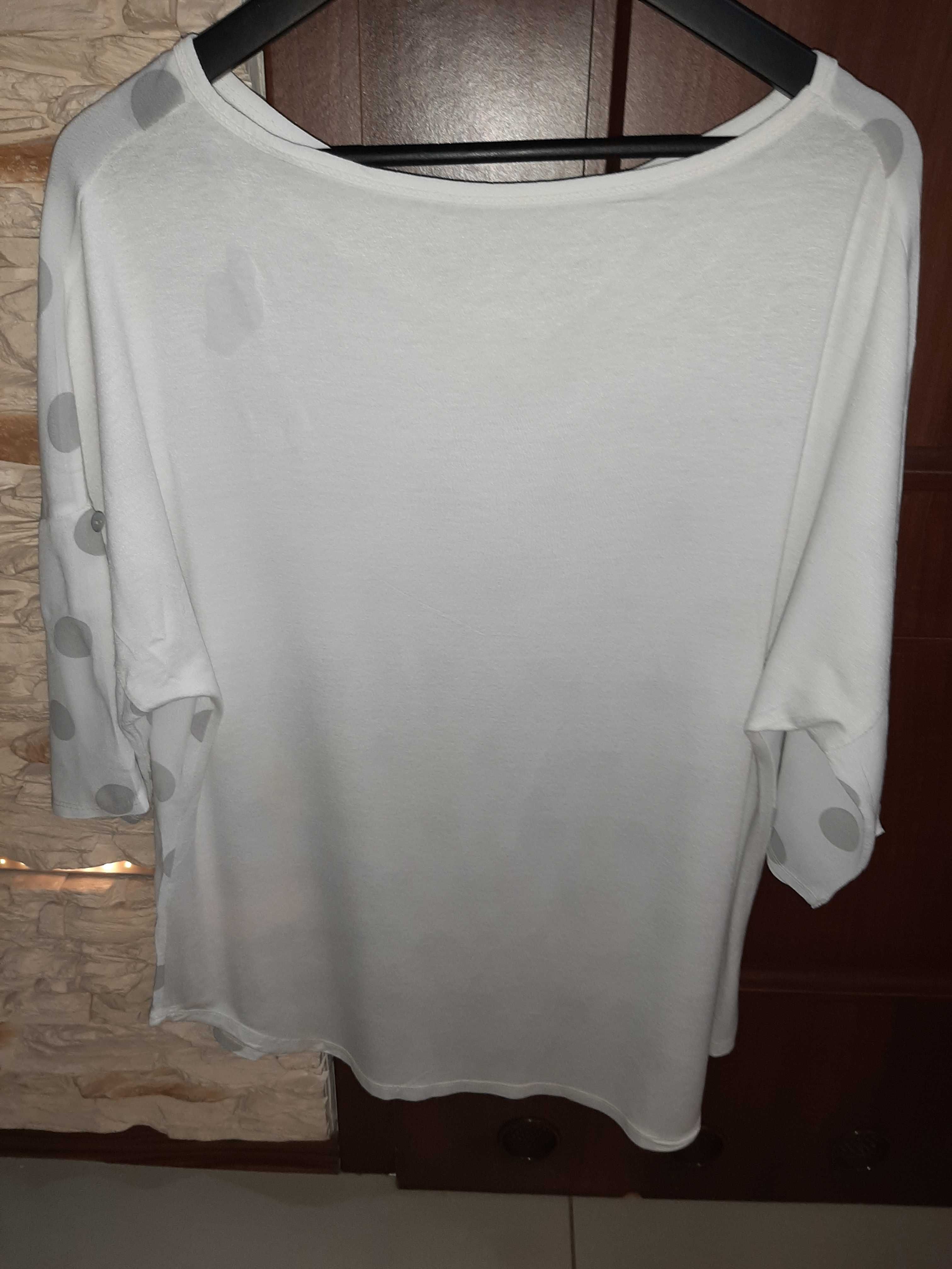 Biała bluzka oversizowa w popielate grochy