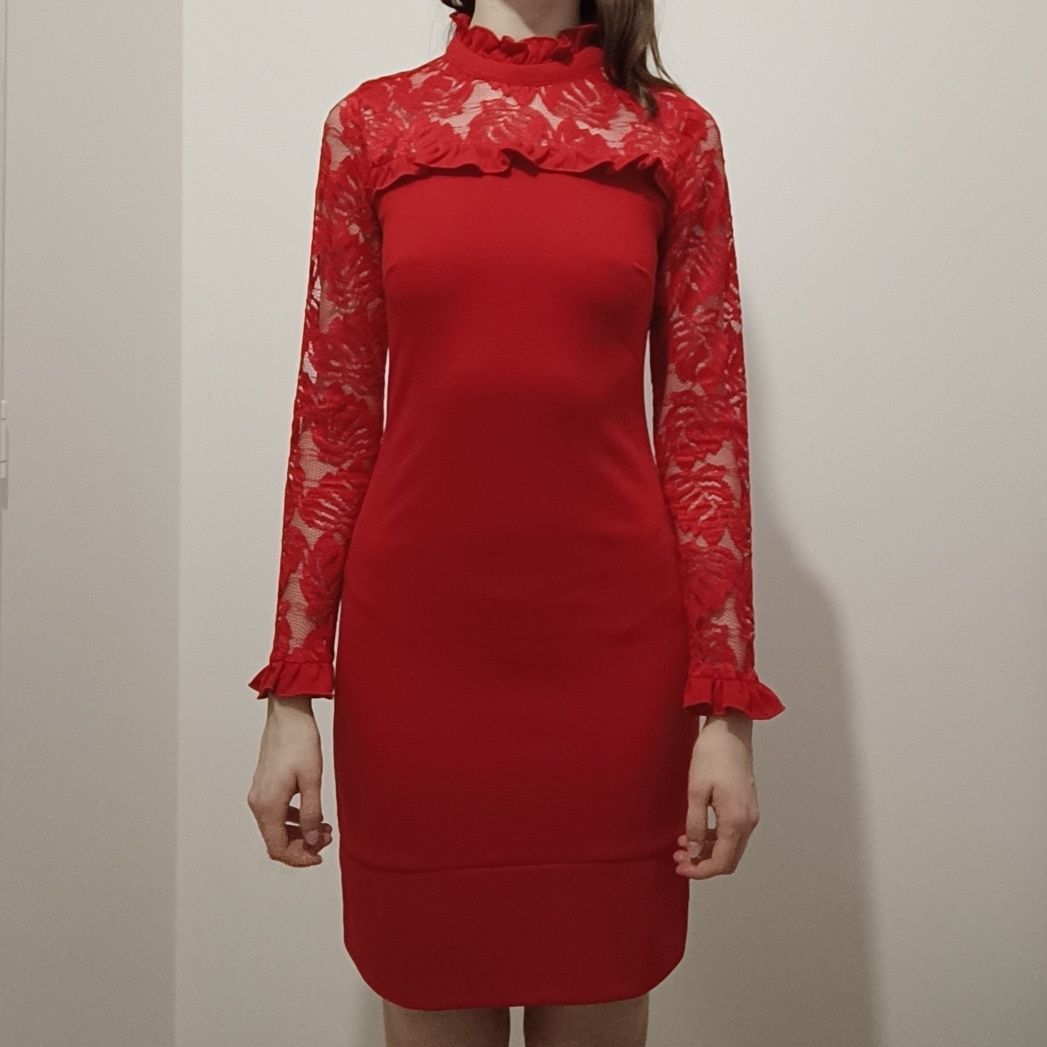 Сукня червона з мереживними рукавами на потаємній застібці на спині