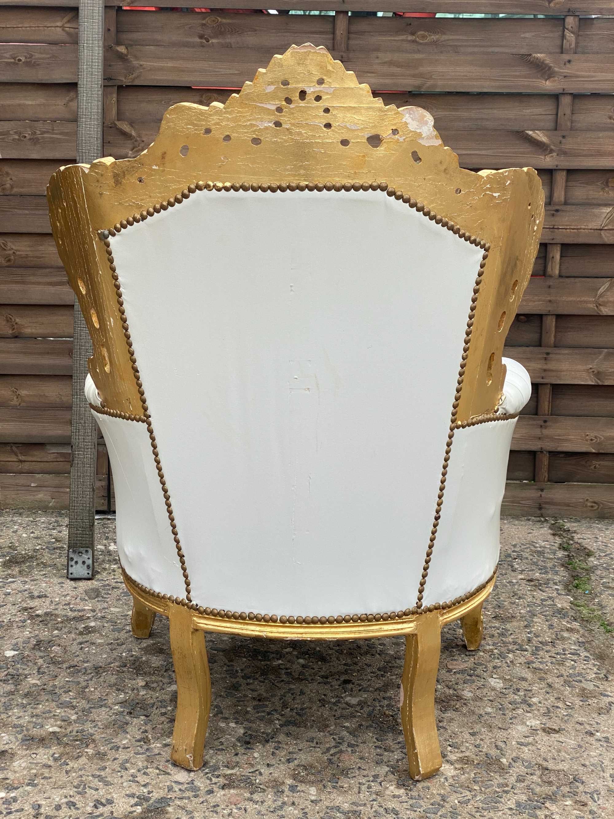 Piękny ozdobny fotel do renowacji, biało złoty, rzeźbiony