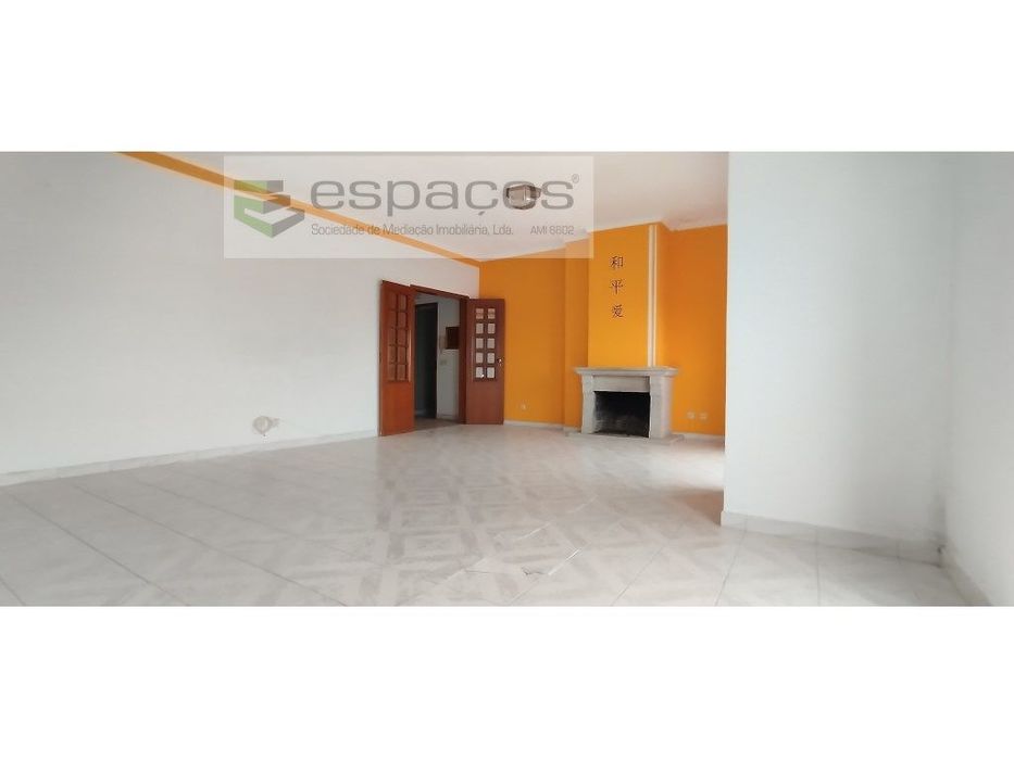 Apartamento T3 com garagem