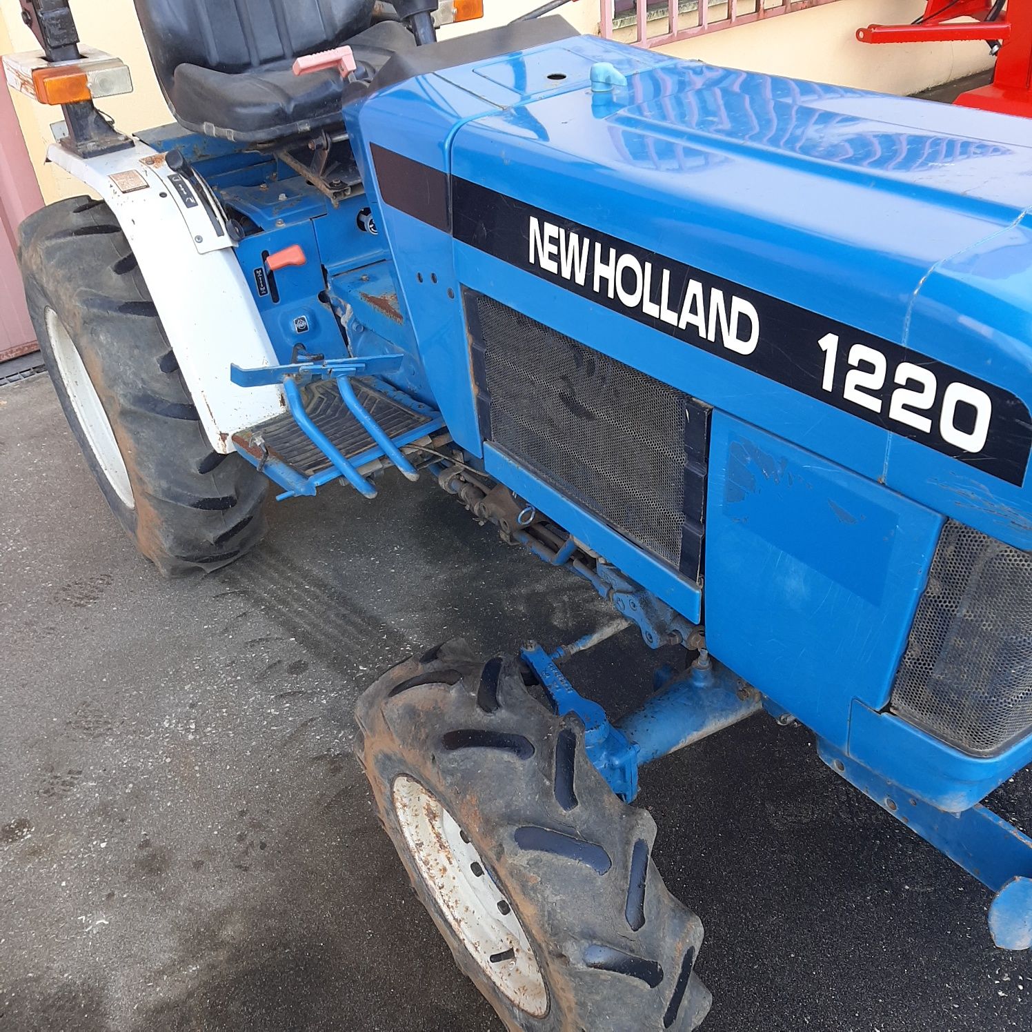Tractor  usado  New Holland 1220 4 RM .