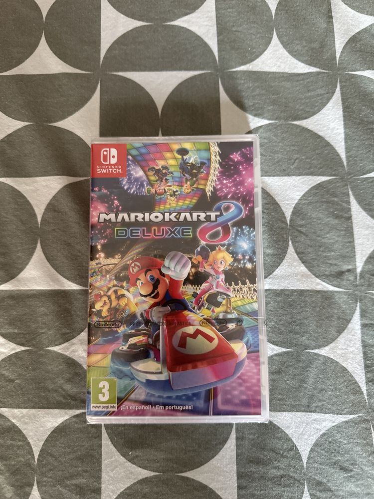 Nintendo Switch + MarioKart 8 Deluxe