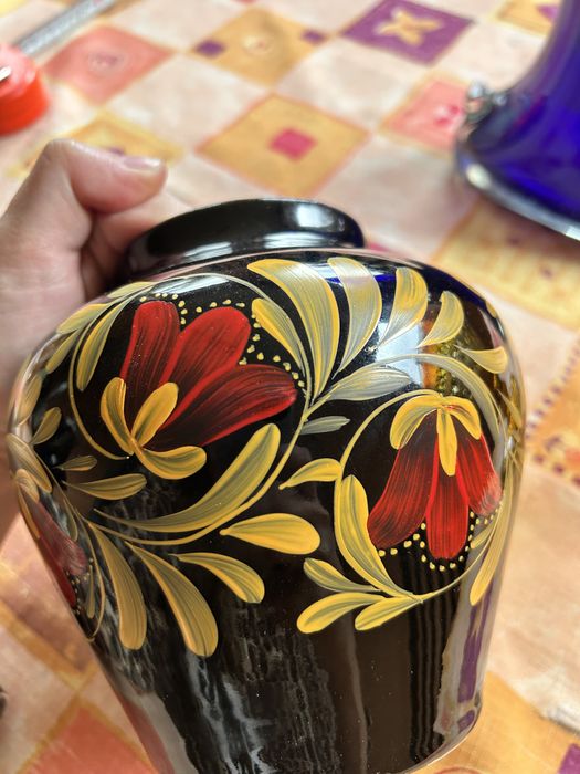 wazon ręcznie malowany czarny kwiaty hand made PRL stary antyk