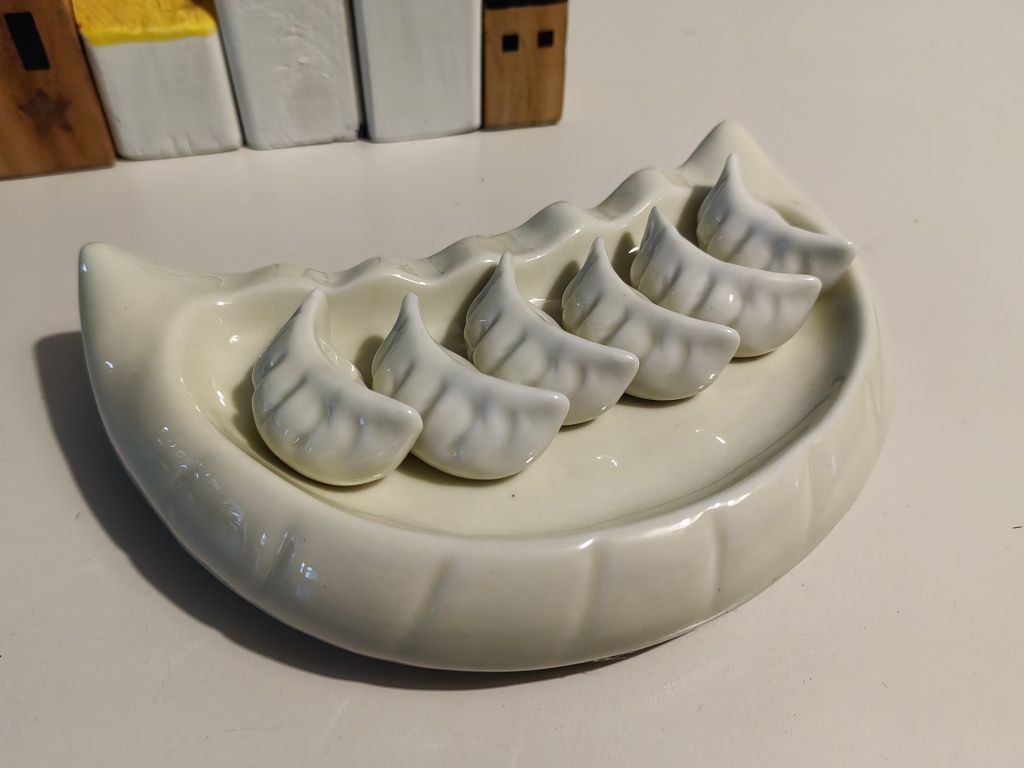 Zestaw 6 porcelanowych pierożków z talerzykiem w kształcie pieroga